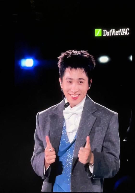 Nam ca sĩ vừa gặp sự cố "ngượng chín mặt" ở concert Tinh Hà Say Hi, may là có visual sáng tỏa tự tin chữa cháy!- Ảnh 2.