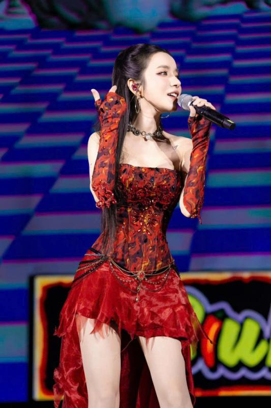 Showbiz Việt cũng có mỹ nhân nhan sắc như AI, gương mặt “bén ngót” ngày càng thu hút - Ảnh 10.