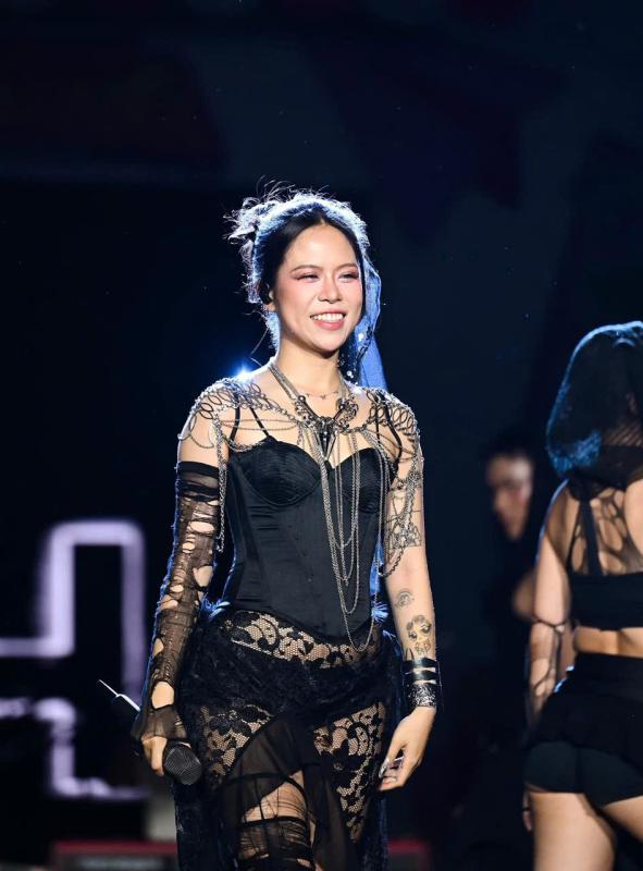 Nữ sinh quê Hà Nội học chuyên Amsterdam thi đỗ trường Y, bảo lưu đi hát có album lọt top hay nhất châu Á - Ảnh 8.