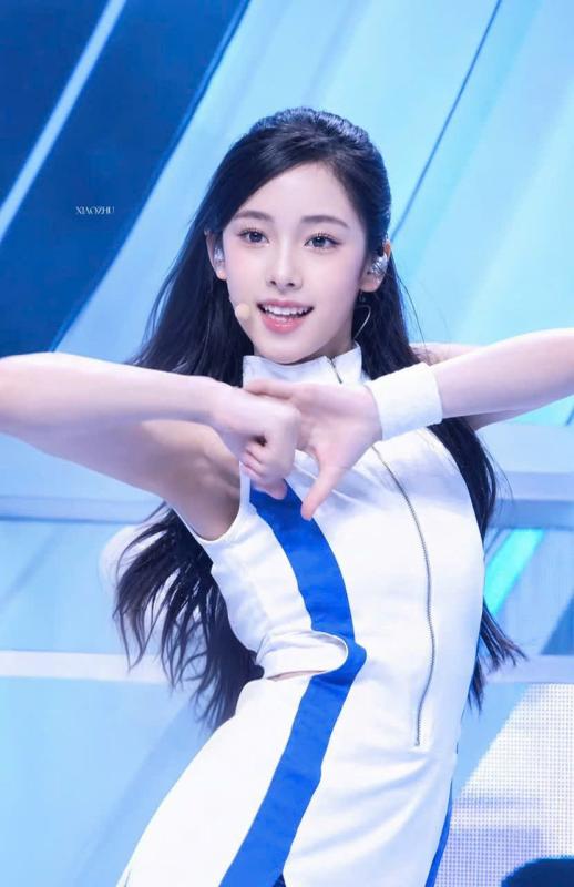 Mới 13 tuổi, nữ ca sĩ lai hai dòng máu đã thành "cú sốc visual mới" - Ảnh 1.
