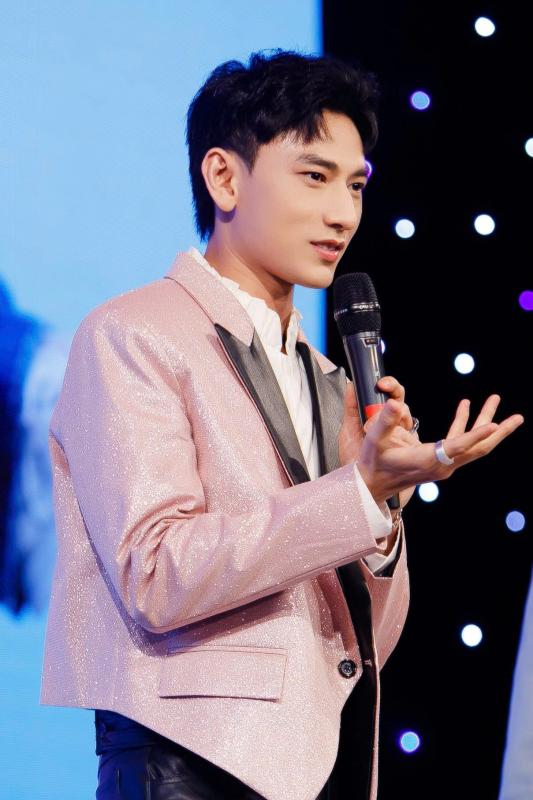 Ca sĩ Việt được đề cử đẹp nhất thế giới có gương mặt lão hóa ngược, xem từ nhỏ đến lớn không thấy già đi  - Ảnh 5.