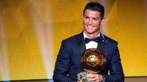 Ronaldo vượt Messi thắng giải Quả bóng Vàng vĩ đại nhất lịch sử