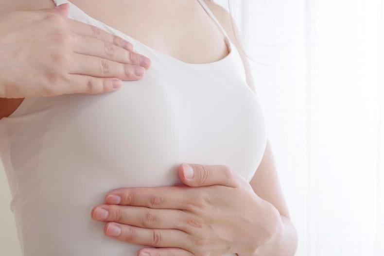 Nữ bác sĩ được chẩn đoán mắc "ung thư vú nguy hiểm nhất" đã nhấn mạnh "thói quen" suýt cướp đi mạng sống của mình - Ảnh 4.
