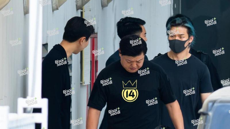 ĐỘC QUYỀN bộ ảnh “nét căng” BIGBANG trên đường ra SVĐ Mỹ Đình: G-Dragon để râu mà vẫn bảnh, Taeyang - Daesung giữ phong độ - Ảnh 7.
