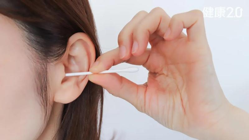 Tai mọc kín đốm đen như “trứng kiến”, bác sĩ cũng nổi da gà: Thủ phạm là vật dụng quen thuộc nhiều người dùng chung mỗi ngày - Ảnh 3.