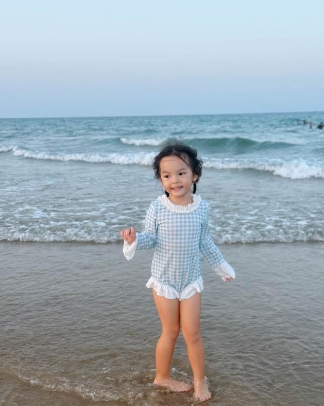 Con gái Phạm Quỳnh Anh xinh xắn giống mẹ như hai giọt nước, học tiếng Trung với bố mỗi tối- Ảnh 4.