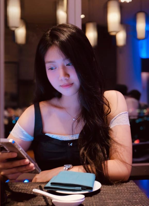 Con gái Mạnh Trường đẹp chuẩn điện ảnh, nhan sắc được so sánh với MC Lê Bống- Ảnh 5.