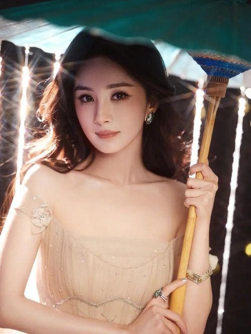 10 mỹ nhân Trung Quốc đẹp không góc chết: Dương Mịch át vía Địch Lệ Nhiệt Ba, top 1 càng tranh cãi càng khó chê- Ảnh 10.