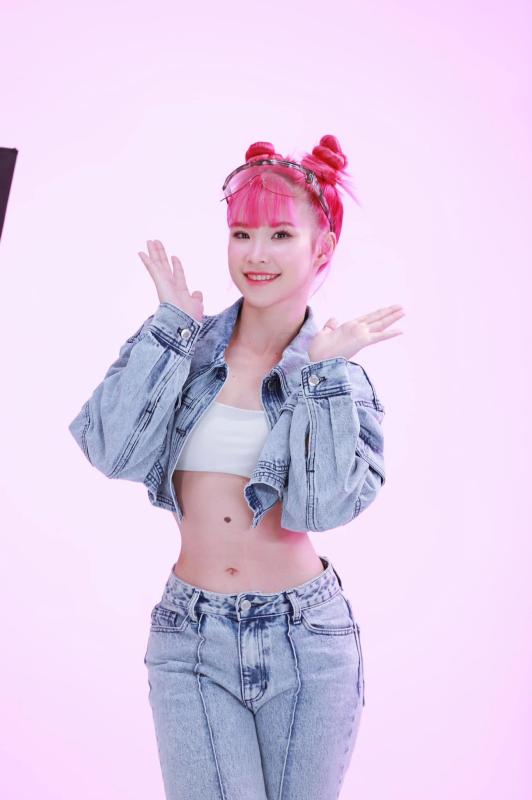 Nữ ca sĩ SN 1990 quê Đồng Nai chạy show đến kiệt sức khắp miền Tây, có đêm kiếm 800 triệu, mua nhà 3 tầng chục tỷ- Ảnh 1.