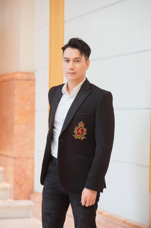 Nam thần VFC bán chân gà ở Hà Nội- Ảnh 1.