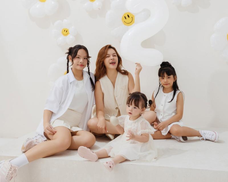 3 con gái của Phạm Quỳnh Anh giống mẹ cùng 1 khuôn, chị cả nay đã cao hơn mẹ, trổ mã xinh đẹp ai cũng ngỡ ngàng- Ảnh 6.