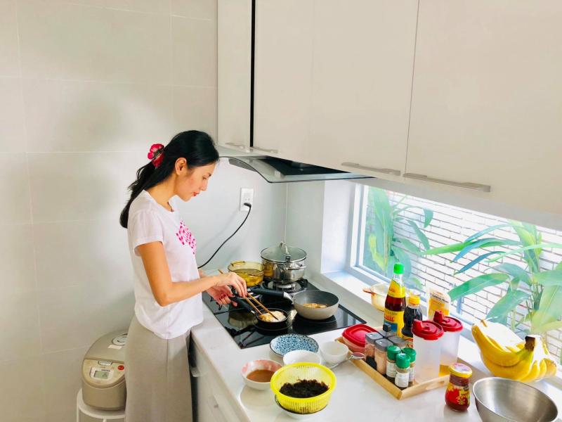 Mâm cơm nhà của Thuỷ Tiên - Công Vinh- Ảnh 1.