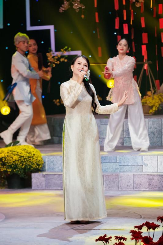 Chị gái ca sĩ giàu nhất Việt Nam: Ở biệt thự trăm tỷ chỉ mê hái rau, được nhận bằng khen danh giá cấp quốc gia- Ảnh 2.
