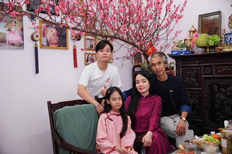 "NSƯT khắc khổ nhất màn ảnh" sống bên vợ kém 25 tuổi ở đường Thụy Khuê, lương 7,5 triệu/tháng- Ảnh 5.