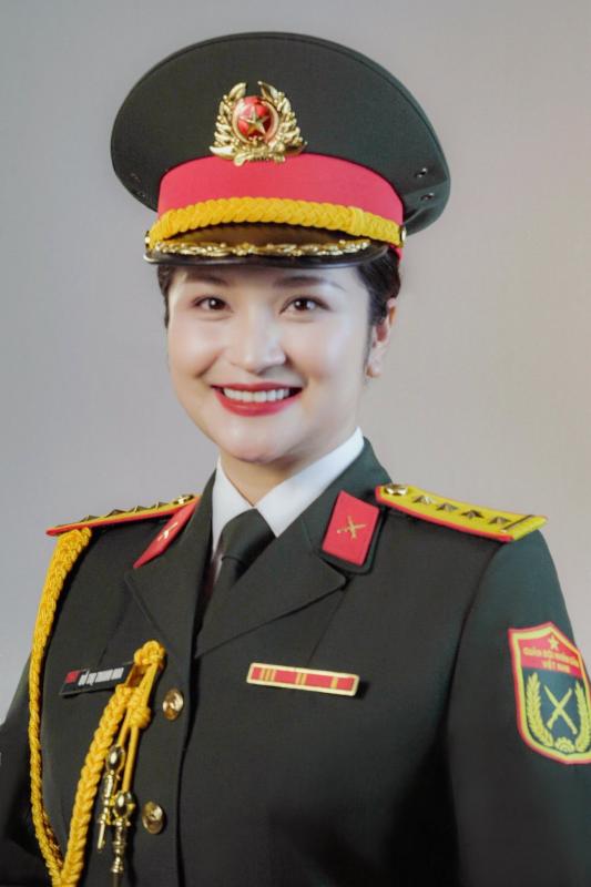 Ca sĩ Việt vừa được thăng chức Thiếu tá: Thạc sĩ thanh nhạc tại Trung Quốc, 4 lần vang danh quốc tế- Ảnh 1.