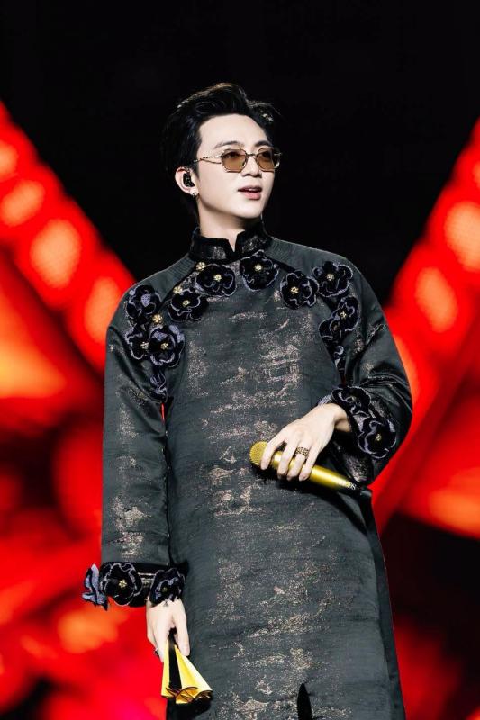 Ca sĩ Việt hát 5 bài nhận 2 tỷ đồng: 5 tuổi đã đi diễn quốc tế, doanh thu phim concert cao nhất mọi thời đại- Ảnh 3.