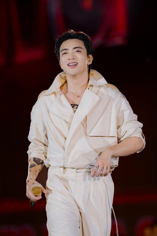 Ca sĩ Việt hát 5 bài nhận 2 tỷ đồng: 5 tuổi đã đi diễn quốc tế, doanh thu phim concert cao nhất mọi thời đại- Ảnh 1.