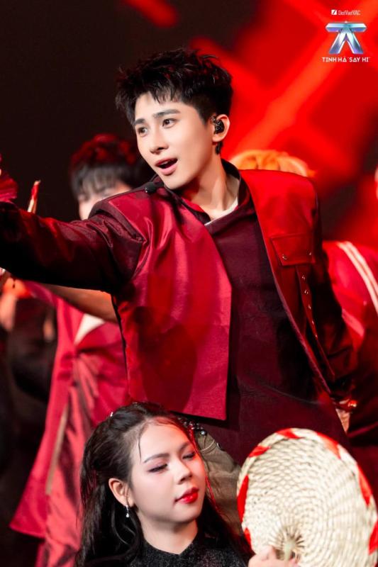 Nam ca sĩ vừa gặp sự cố "ngượng chín mặt" ở concert Tinh Hà Say Hi, may là có visual sáng tỏa tự tin chữa cháy!- Ảnh 11.