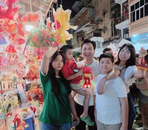 Phản ứng đáng yêu của con gái Mạnh Trường khi xem cảnh bố hôn bạn diễn