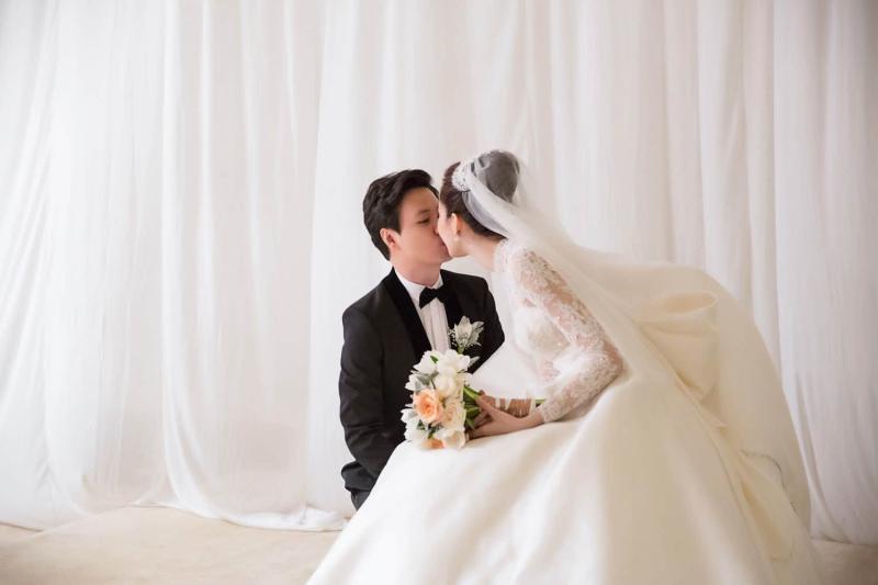Cô gái nghèo quê Cà Mau hé lộ ảnh hiếm ngày về làm dâu tập đoàn bất động sản: Khung cảnh lễ cưới hào môn là đây!- Ảnh 1.