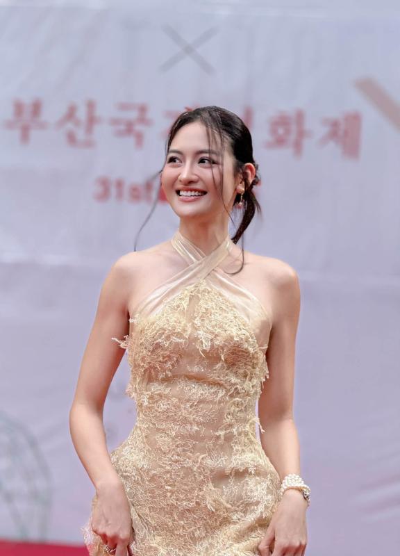 Sau Chi Pu, mất 6 năm showbiz Việt có thêm một mỹ nhân đẹp như công chúa trên thảm đỏ hot bậc nhất xứ Hàn- Ảnh 1.