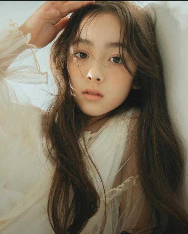 Mới 13 tuổi, nữ ca sĩ lai hai dòng máu đã thành "cú sốc visual mới" - Ảnh 5.