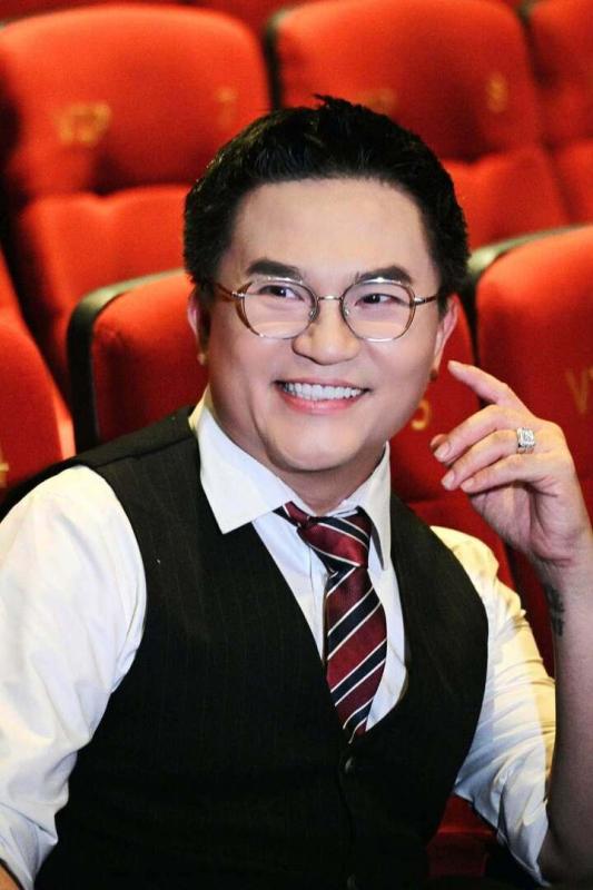 Nam NSƯT đóng phim dẫn đầu phòng vé: MC đình đám Vbiz, U50 độc thân giàu có- Ảnh 2.