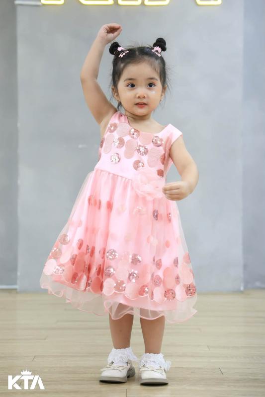 Bé Lisa - con gái út nhà Khánh Thi Phan Hiển mới 3 tuổi đã học ballet, ép dẻo điệu nghệ đến mức cô giáo dạy múa cũng bất ngờ- Ảnh 2.
