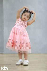 Bé Lisa – con gái út nhà Khánh Thi Phan Hiển mới 3 tuổi đã học ballet, ép dẻo điệu nghệ đến mức cô giáo dạy múa cũng bất ngờ