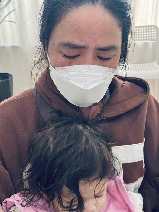 Vừa mổ đươc vài tiếng, người mẹ đã xuất viện bế con khó thở đi khám: Tay ôm con, tay giữ vết mổ khiến bác sĩ cũng chạnh lòng - Ảnh 1.
