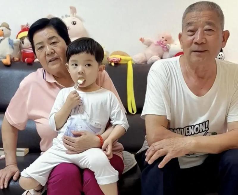 Sinh con ở tuổi 67, người mẹ nay nằm viện, con gái nhỏ mới 7 tuổi cũng phải sớm thích nghi với nhiều thiệt thòi- Ảnh 5.