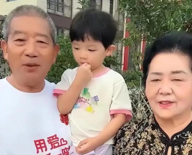 Sinh con ở tuổi 67, người mẹ nay nằm viện, con gái nhỏ mới 7 tuổi cũng phải sớm thích nghi với nhiều thiệt thòi- Ảnh 4.