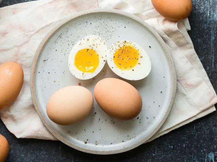Ăn trứng gà luộc mỗi sáng suốt 1 năm, người phụ nữ 63 tuổi bất ngờ khi đi khám - Ảnh 1.