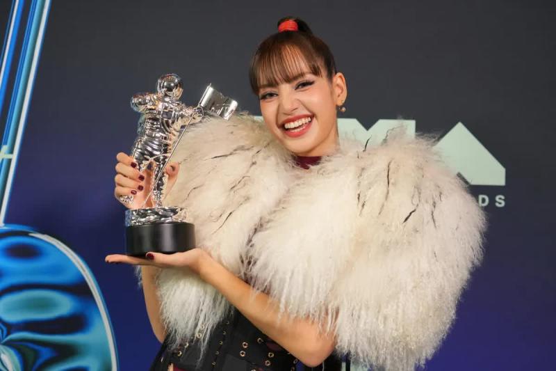 Lisa (BLACKPINK) thừa nhận cảm thấy cô đơn khi hoạt động solo- Ảnh 5.