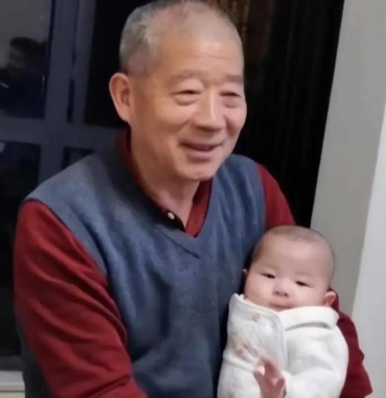 Sinh con ở tuổi 67, người mẹ nay nằm viện, con gái nhỏ mới 7 tuổi cũng phải sớm thích nghi với nhiều thiệt thòi- Ảnh 2.