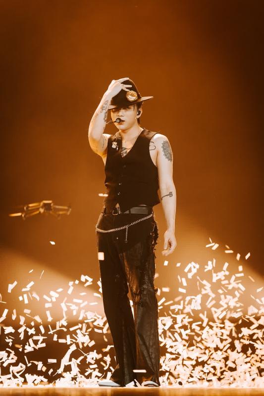 Ca sĩ Việt hát 5 bài nhận 2 tỷ đồng: 5 tuổi đã đi diễn quốc tế, doanh thu phim concert cao nhất mọi thời đại- Ảnh 6.