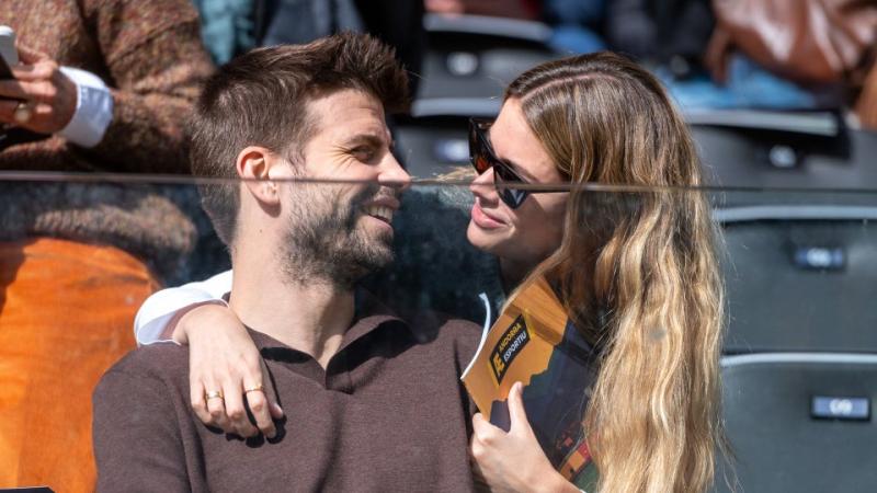 Vừa đối đầu ở tòa án với Shakira, Gerard Pique đã quấn quýt bên tình trẻ- Ảnh 1.