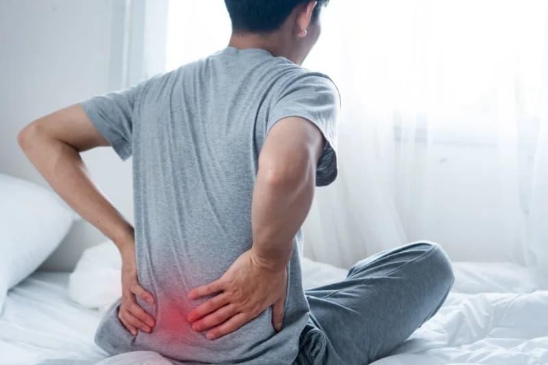 Bị đau lưng, người đàn ông kê gối khi ngủ, sáng hôm sau liệt hai chân: Bác sĩ lên tiếng cảnh báo - Ảnh 2.