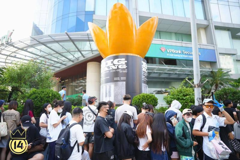 Ngày đầu mở bán merchandise chính thức của BIGBANG tại Hà Nội: V.I.P nô nức săn lightstick 20 năm, không khí concert đang nóng lên từng giờ- Ảnh 8.