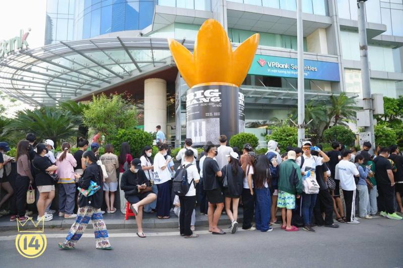 Ngày đầu mở bán merchandise chính thức của BIGBANG tại Hà Nội: V.I.P nô nức săn lightstick 20 năm, không khí concert đang nóng lên từng giờ- Ảnh 2.