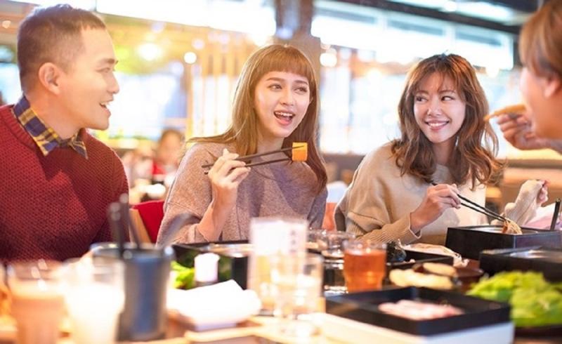 Chàng trai 25 tuổi mắc ung thư đại trực tràng vì thói quen ăn theo cách "vạn người mê"- Ảnh 1.