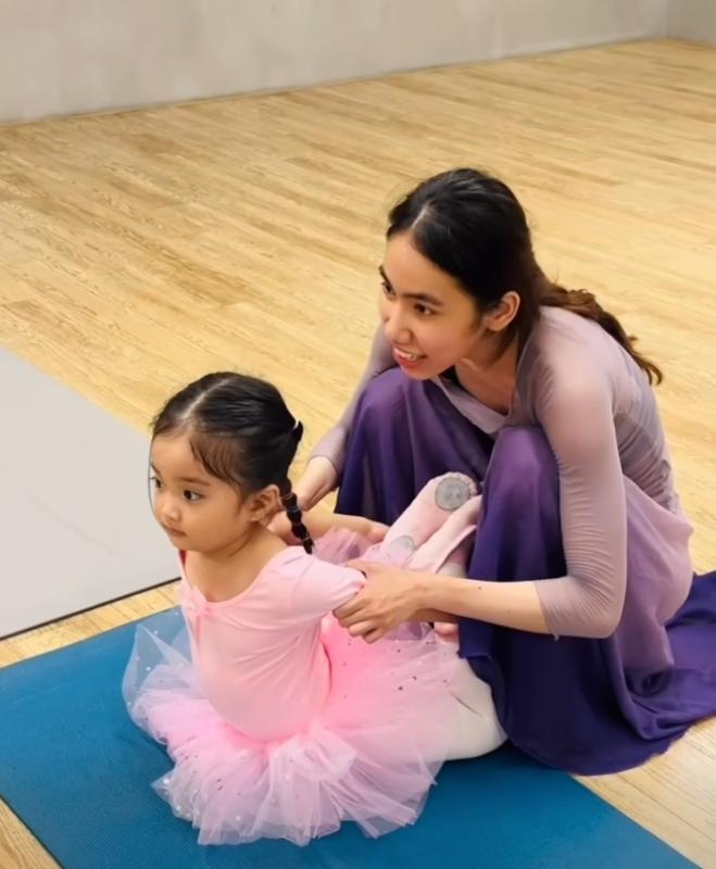 Bé Lisa - con gái út nhà Khánh Thi Phan Hiển mới 3 tuổi đã học ballet, ép dẻo điệu nghệ đến mức cô giáo dạy múa cũng bất ngờ- Ảnh 8.