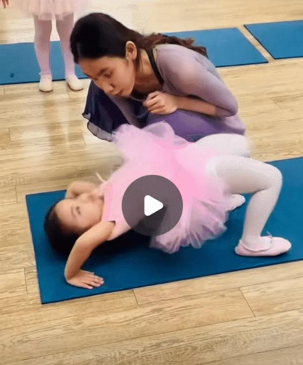 Bé Lisa - con gái út nhà Khánh Thi Phan Hiển mới 3 tuổi đã học ballet, ép dẻo điệu nghệ đến mức cô giáo dạy múa cũng bất ngờ- Ảnh 7.