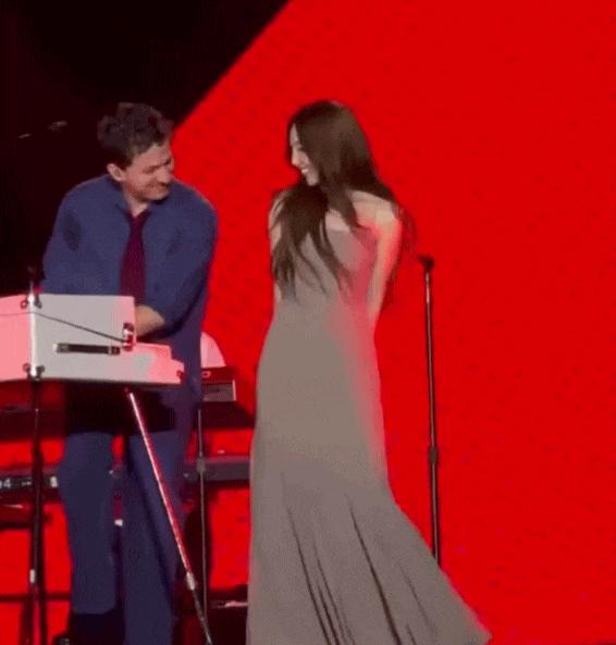 Thấy tình cũ Selena Gomez tương tác ngọt lịm bên đại mỹ nhân, cả cõi mạng réo gọi: "Làm ơn đưa Selena đến đây!"- Ảnh 3.