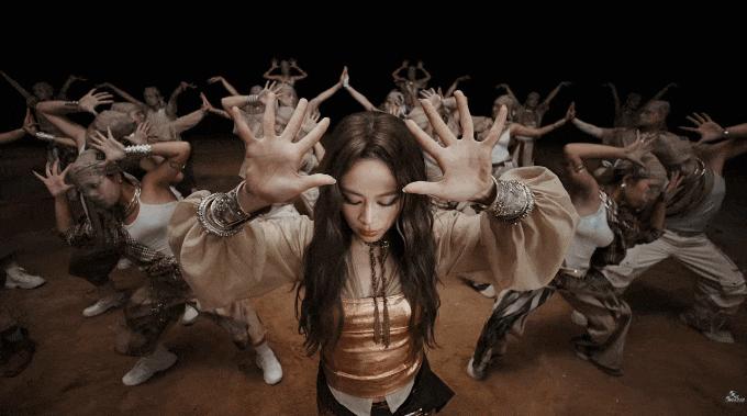 Hoàng Thùy Linh viết tiếp câu chuyện Việt Nam: Vũ trụ văn hóa "ra trò", thầy dùi là ai mà chao đảo cõi mạng? - Ảnh 6.