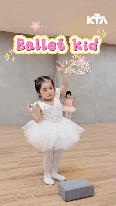 Bé Lisa - con gái út nhà Khánh Thi Phan Hiển mới 3 tuổi đã học ballet, ép dẻo điệu nghệ đến mức cô giáo dạy múa cũng bất ngờ- Ảnh 3.