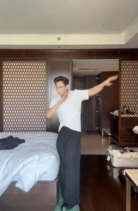 Ca sĩ Việt được đề cử đẹp nhất thế giới có gương mặt lão hóa ngược, xem từ nhỏ đến lớn không thấy già đi  - Ảnh 2.