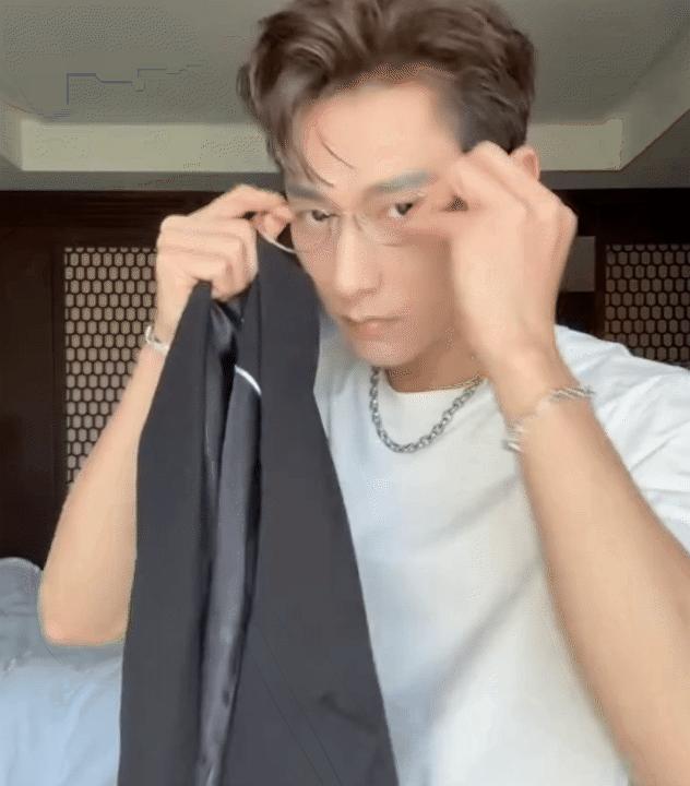 Ca sĩ Việt được đề cử đẹp nhất thế giới có gương mặt lão hóa ngược, xem từ nhỏ đến lớn không thấy già đi  - Ảnh 1.