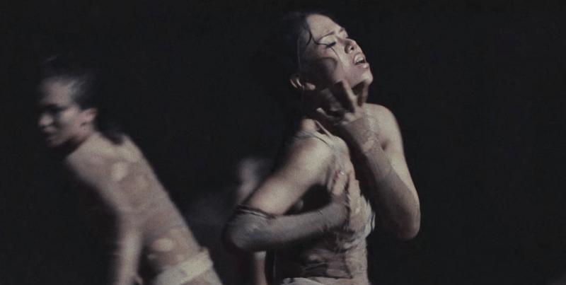 Nổi da gà với tlinh: Hóa "người điên" phô bày vẻ gai góc hoang dại và ám ảnh tột độ- Ảnh 4.