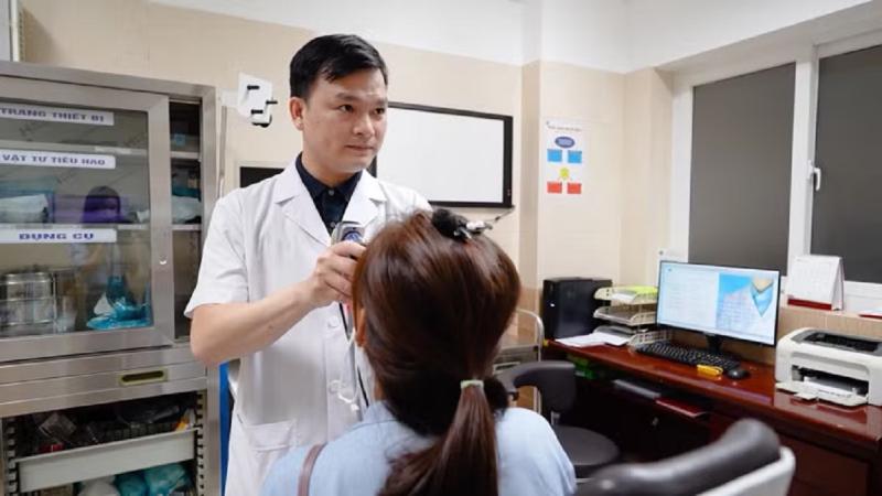 Cứ thấy vướng họng, người phụ nữ sốc khi bác sĩ gắp ra thứ "đáng sợ" bên trong - Ảnh 1.